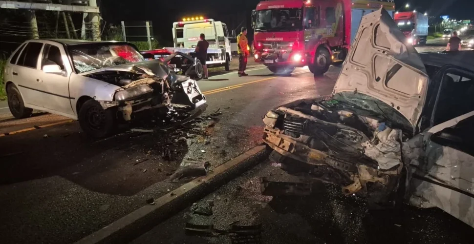 Colisão entre dois carros deixa motoristas gravemente feridos na SC-445, em Içara
