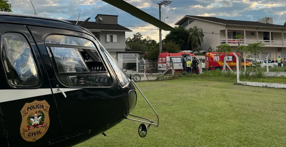 Motociclista fica gravemente ferida após colidir contra árvore em Criciúma