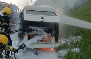 Incêndio atinge kombi após saída de posto de combustíveis em Lauro Müller