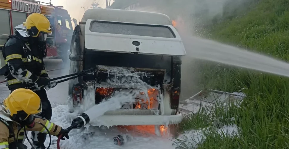 Incêndio atinge kombi após saída de posto de combustíveis em Lauro Müller