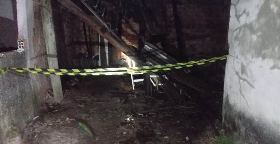 Incêndio destrói residência no bairro São Luis, em Sombrio