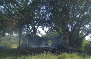 Incêndio destrói residência abandonada em Balneário Arroio do Silva