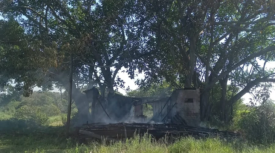Incêndio destrói residência abandonada em Balneário Arroio do Silva