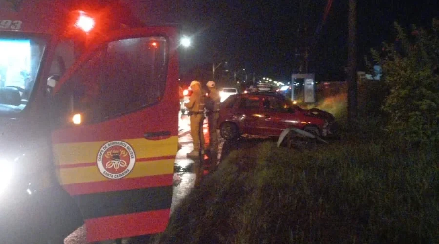 Colisão entre dois carros deixa três idosos feridos em Içara