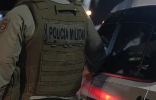 Arma falsa quebra durante assalto a comércio em Tubarão