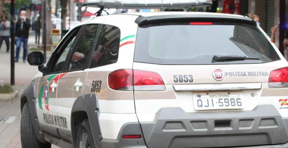 Funcionário é ameaçado com faca durante assalto em lanchonete no Centro de Criciúma