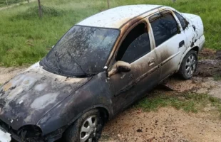 Incêndio destrói veículo em estrada de Morro da Fumaça