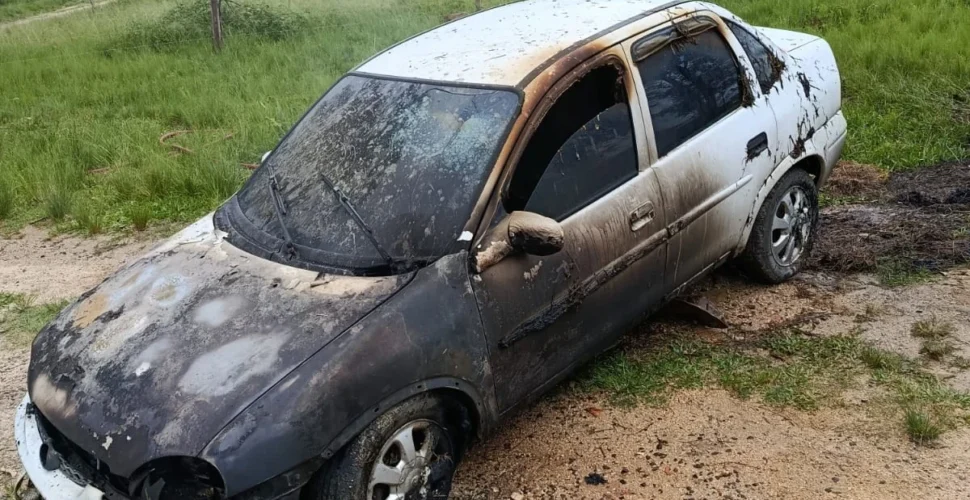 Incêndio destrói veículo em estrada de Morro da Fumaça