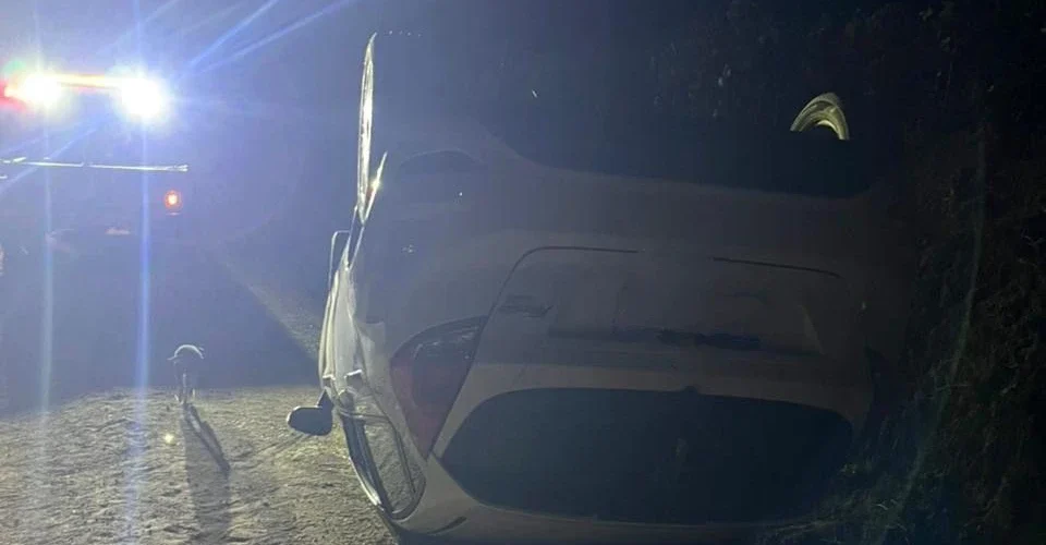 Capotamento deixa duas pessoas feridas em Jaguaruna