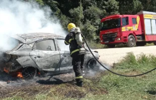Incêndio destrói veículo na rodovia Mário Ghedin, em Içara
