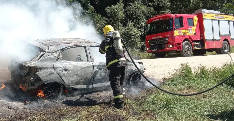 Incêndio destrói veículo na rodovia Mário Ghedin, em Içara