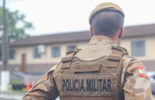 Jovem com mandado de prisão por furto é detido no bairro Pinheirinho, em Criciúma