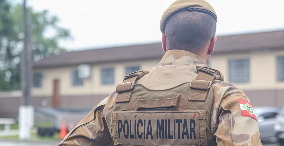 Jovem com mandado de prisão por furto é detido no bairro Pinheirinho, em Criciúma