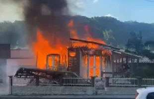 Incêndio em residência mobiliza bombeiros e consome 12 mil litros de água em Treze de Maio