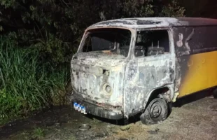 Incêndio atinge Kombi estacionada em via pública em Imbituba