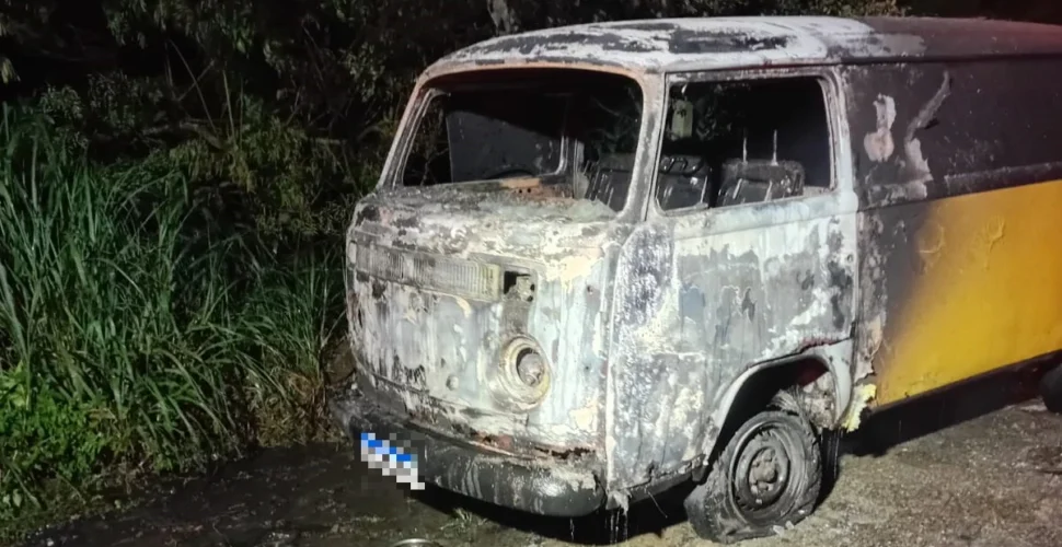 Incêndio atinge Kombi estacionada em via pública em Imbituba