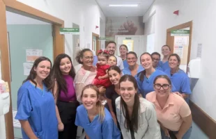 Bebê com síndrome rara recebe alta em Criciúma após mais de 400 dias internada