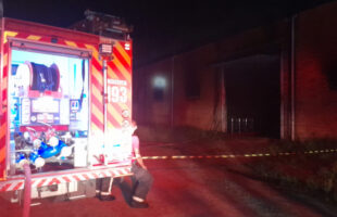 Madrugada de combate a incêndio em galpão com produtos perigosos em Morro da Fumaça