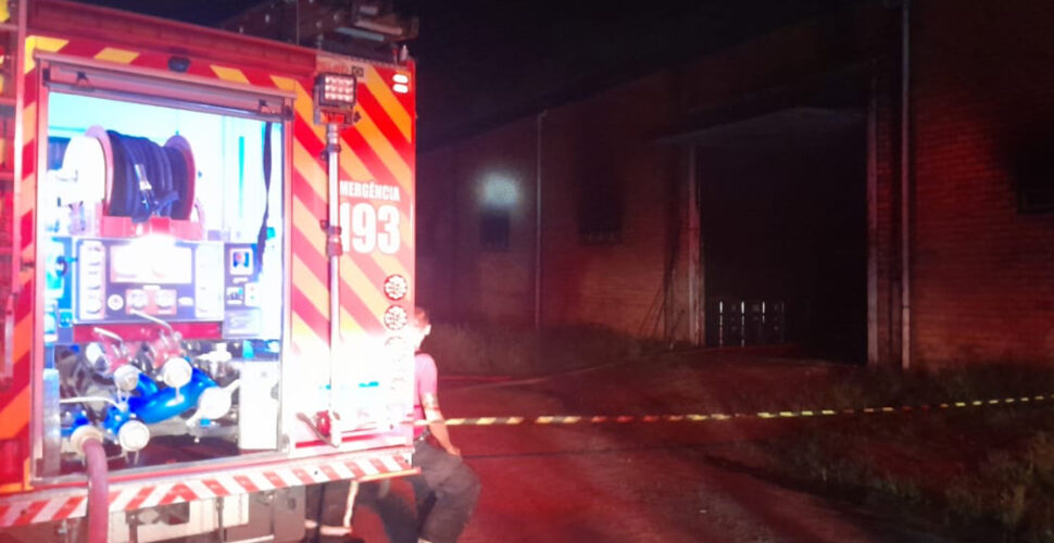 Madrugada de combate a incêndio em galpão com produtos perigosos em Morro da Fumaça