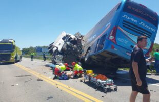 Acidente entre ônibus e caminhão deixa seis mortos na BR-116, no RS