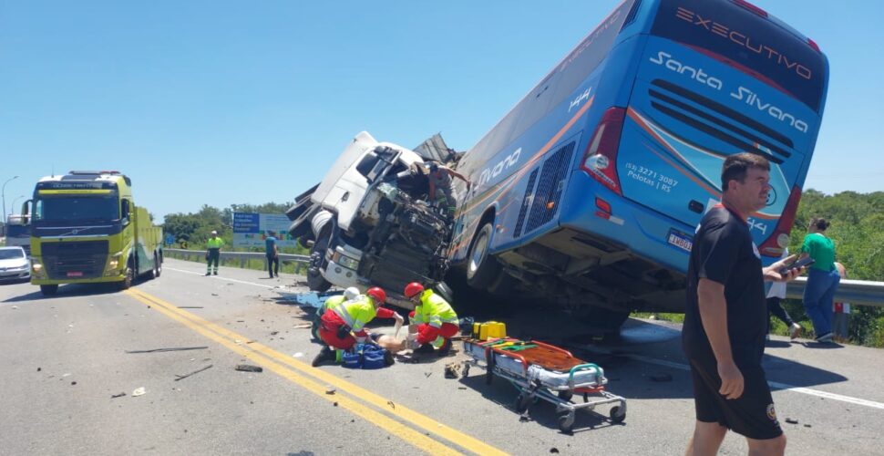 Acidente entre ônibus e caminhão deixa seis mortos na BR-116, no RS
