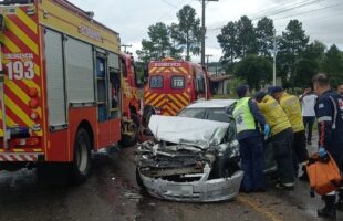 Jovem fica preso às ferragens em grave acidente com ônibus em Criciúma