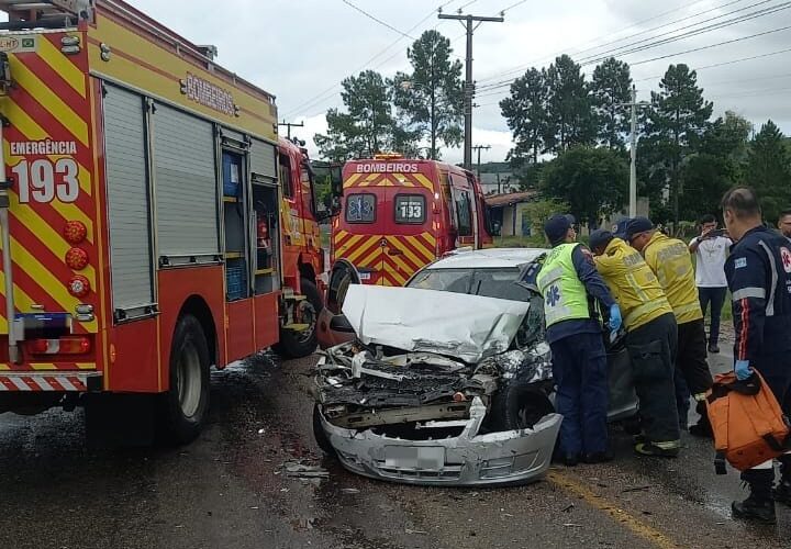 Jovem fica preso às ferragens em grave acidente com ônibus em Criciúma
