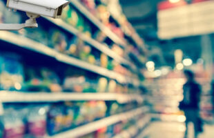 Homem é preso por furtar bebidas em supermercado