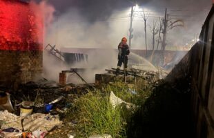 Incêndio consome casa de madeira no bairro Aurora, em Içara