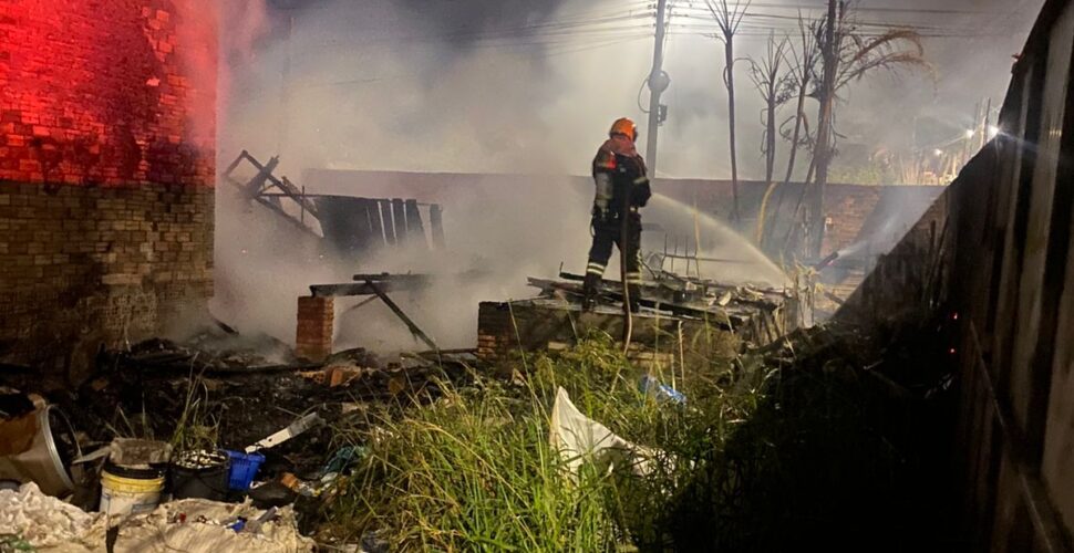 Incêndio consome casa de madeira no bairro Aurora, em Içara