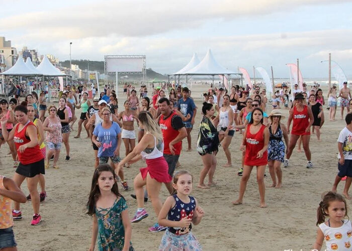Verão agitado: Sesc leva esporte, cultura e saúde para a Praia do Mar Grosso