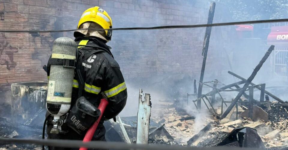 Populares resgatam mulher e crianças de incêndio em Siderópolis