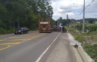Carga de caminhão bloqueia via e mobiliza bombeiros em Siderópolis