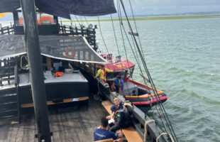 Escuna encalha em estreia turística e bombeiros resgatam 70 em Laguna