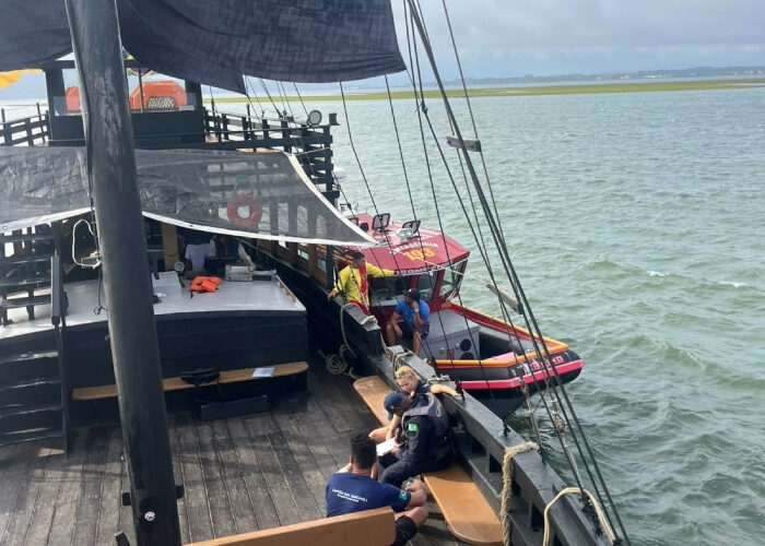 Escuna encalha em estreia turística e bombeiros resgatam 70 em Laguna