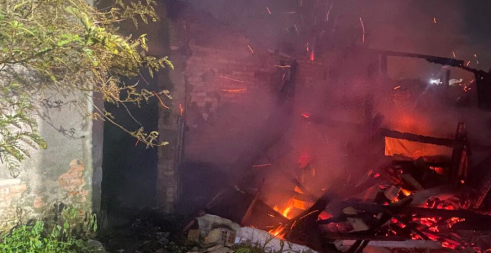Incêndio em içara consome galpão e tem origem em fogueira para queimar lixo