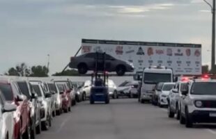 Empilhadeira é usada para remover carros irregularmente estacionados em Laguna