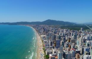 Meia Praia, a ‘praia dos famosos’ em Itapema, fica totalmente imprópria para banho