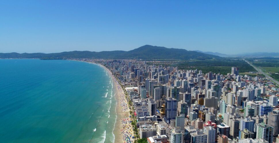 Meia Praia, a ‘praia dos famosos’ em Itapema, fica totalmente imprópria para banho