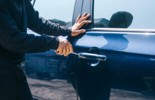 Caminhonete é levada durante festa na Laguna