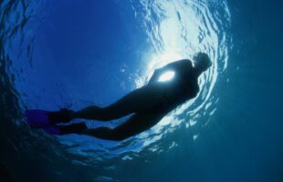 Jovem fica paralisado após bater a cabeça durante mergulho no litoral