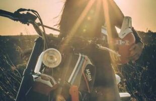 Ex-companheiro provoca quase queda de moto em perseguição por ciúmes em Braço do Norte