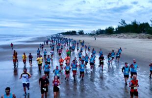 Corrida do cooperativismo reúne quase mil atletas sob chuva e dunas em Jaguaruna
