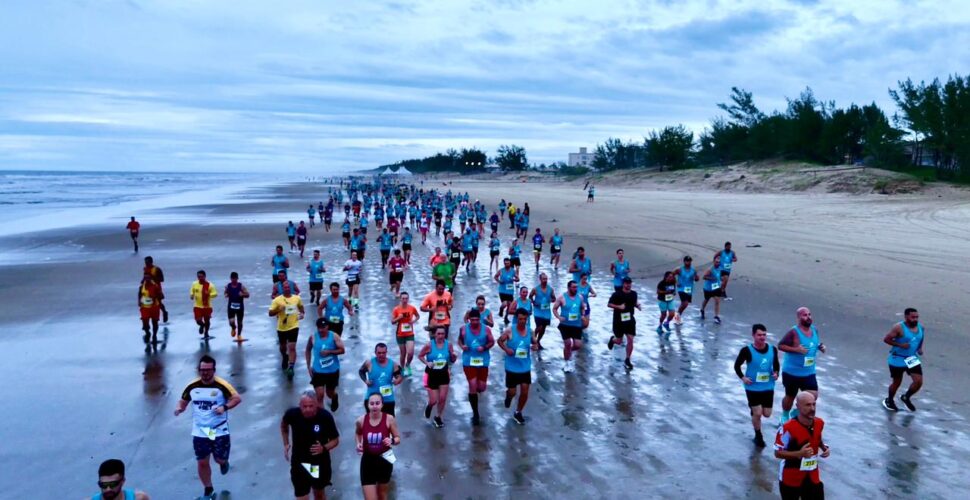 Corrida do cooperativismo reúne quase mil atletas sob chuva e dunas em Jaguaruna