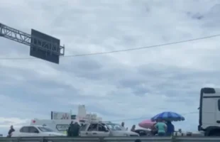 Acidente grave na BR-101 deixa duas vítimas em estado grave após engavetamento