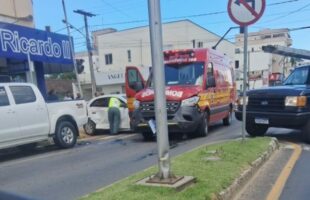 Ambulância de bombeiros se envolve em colisão durante atendimento emergencial