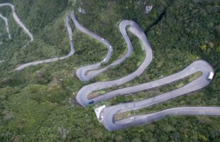 No verão, turistas fogem da praia e descobrem a estrada mais bonita e desafiadora do Brasil