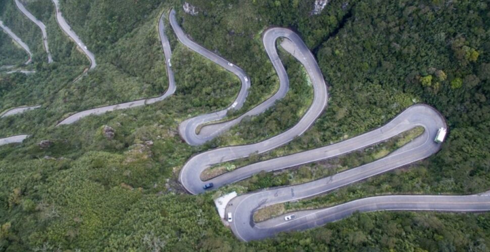No verão, turistas fogem da praia e descobrem a estrada mais bonita e desafiadora do Brasil