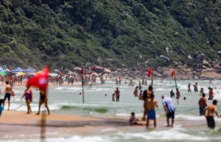 Homem morre afogado na praia dos Ingleses, em Florianópolis