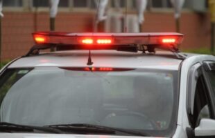 Criança de 4 anos foge de creche e é encontrada sozinha na chuva em Orleans